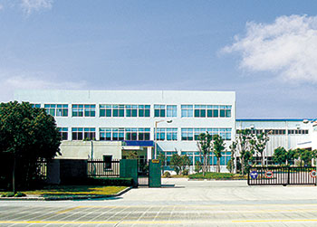 擠出機(jī)在日本沼津廠裝配,上海芝浦機(jī)械株式會(huì)社提供銷售和服務(wù)。